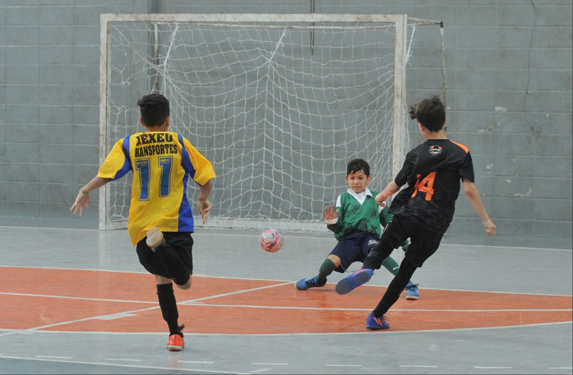 Futsal e vôlei masculino definem campeões nesta segunda-feira (7)