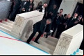 Barata é fotografada por paparazzis no MET Gala 2023 - Twitter/Variety