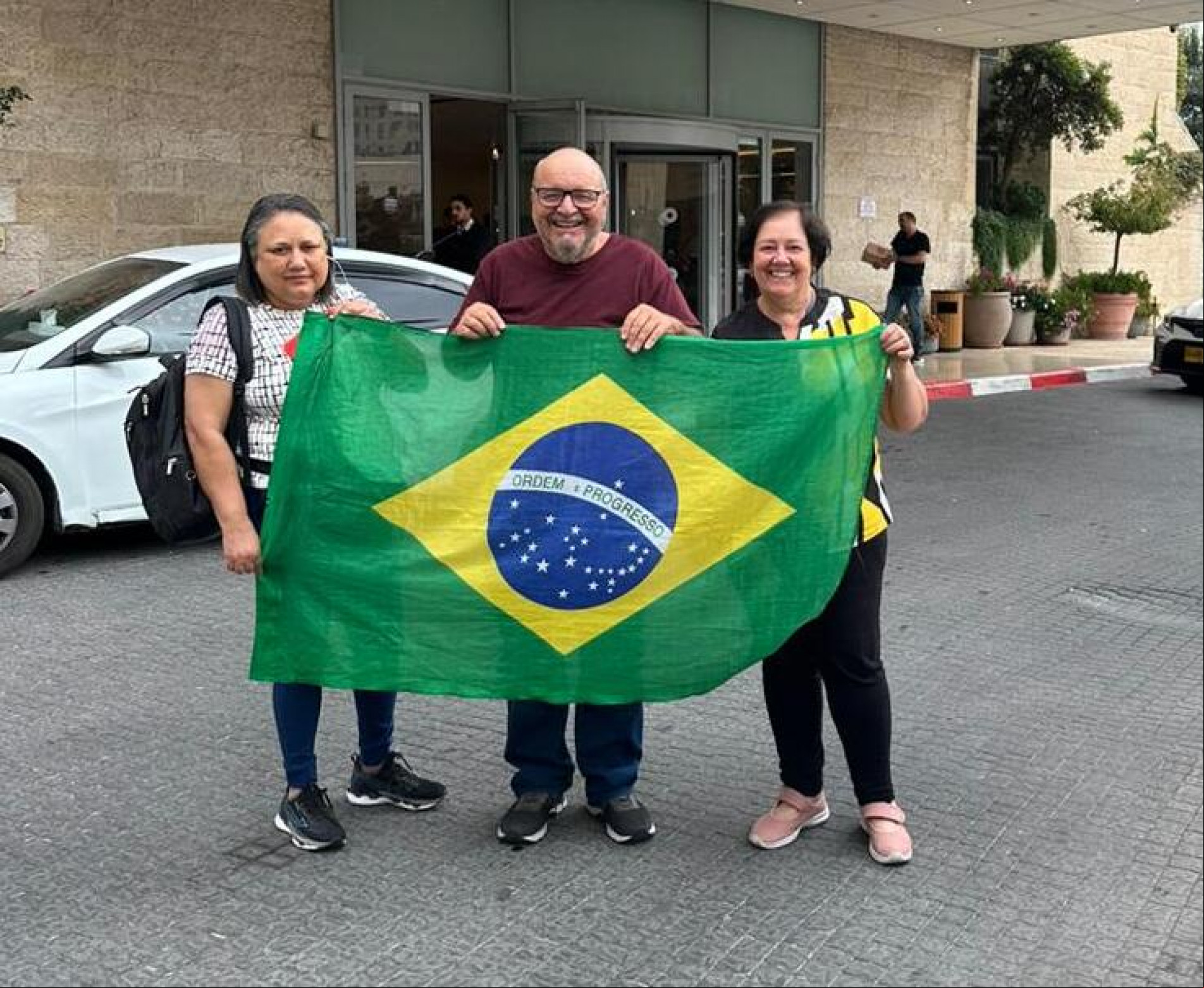 Mara, Romeu e Mirian conseguiram, finalmente, embarcar de volta para o Brasil