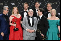 Alan Ruck, Sarah Snook, Alexander Skarsgård, Brian Cox, Nicholas Braun, Kieran Culkin, Matthew Macfadyen, e J. Smith-Cameron, durante a recepção do prêmio de melhor série dramática, por Succession - Gilbert Flores/Getty Images