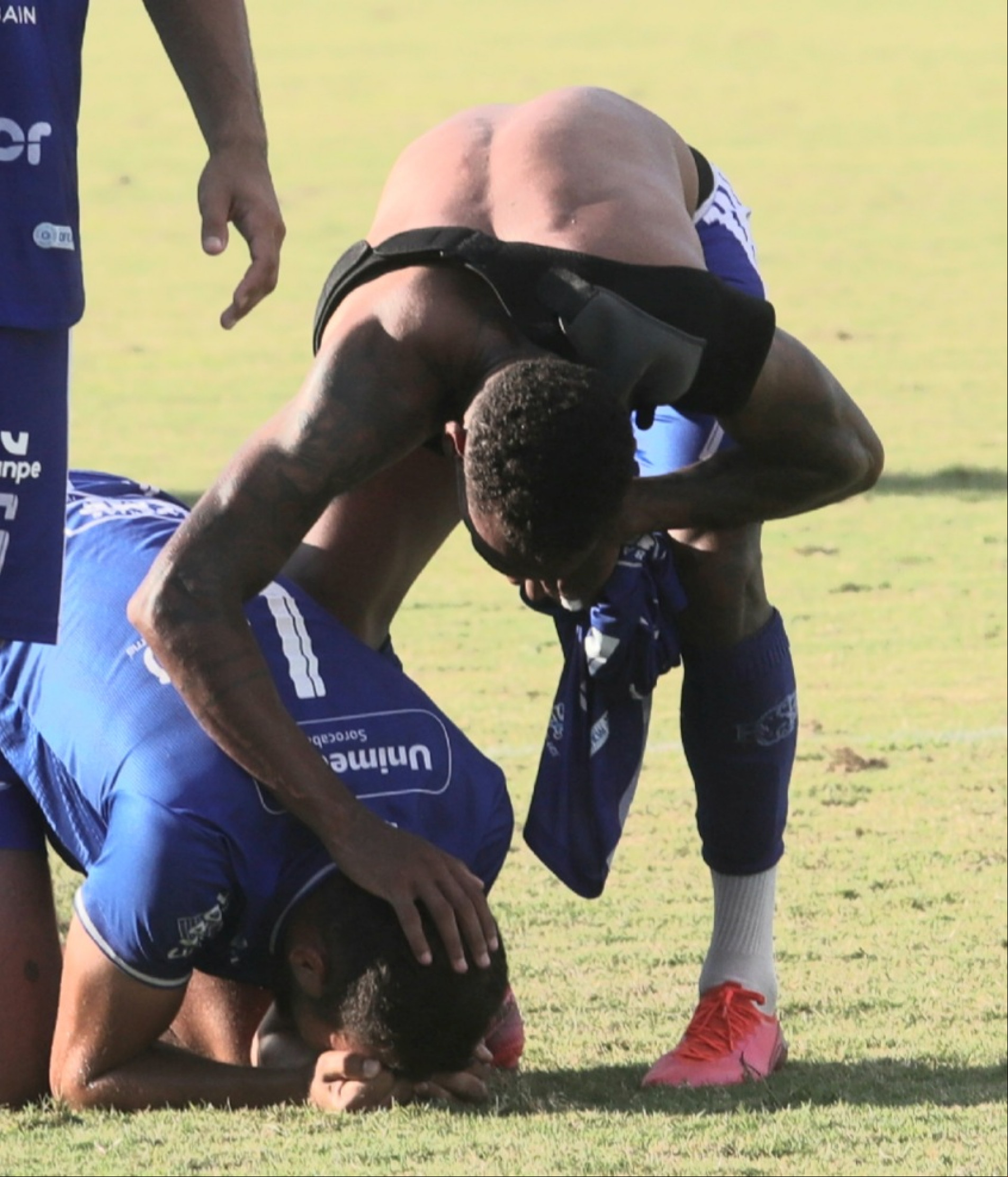 Os jogadores não contiveram as lágrimas com a vitória e a permanência na A2