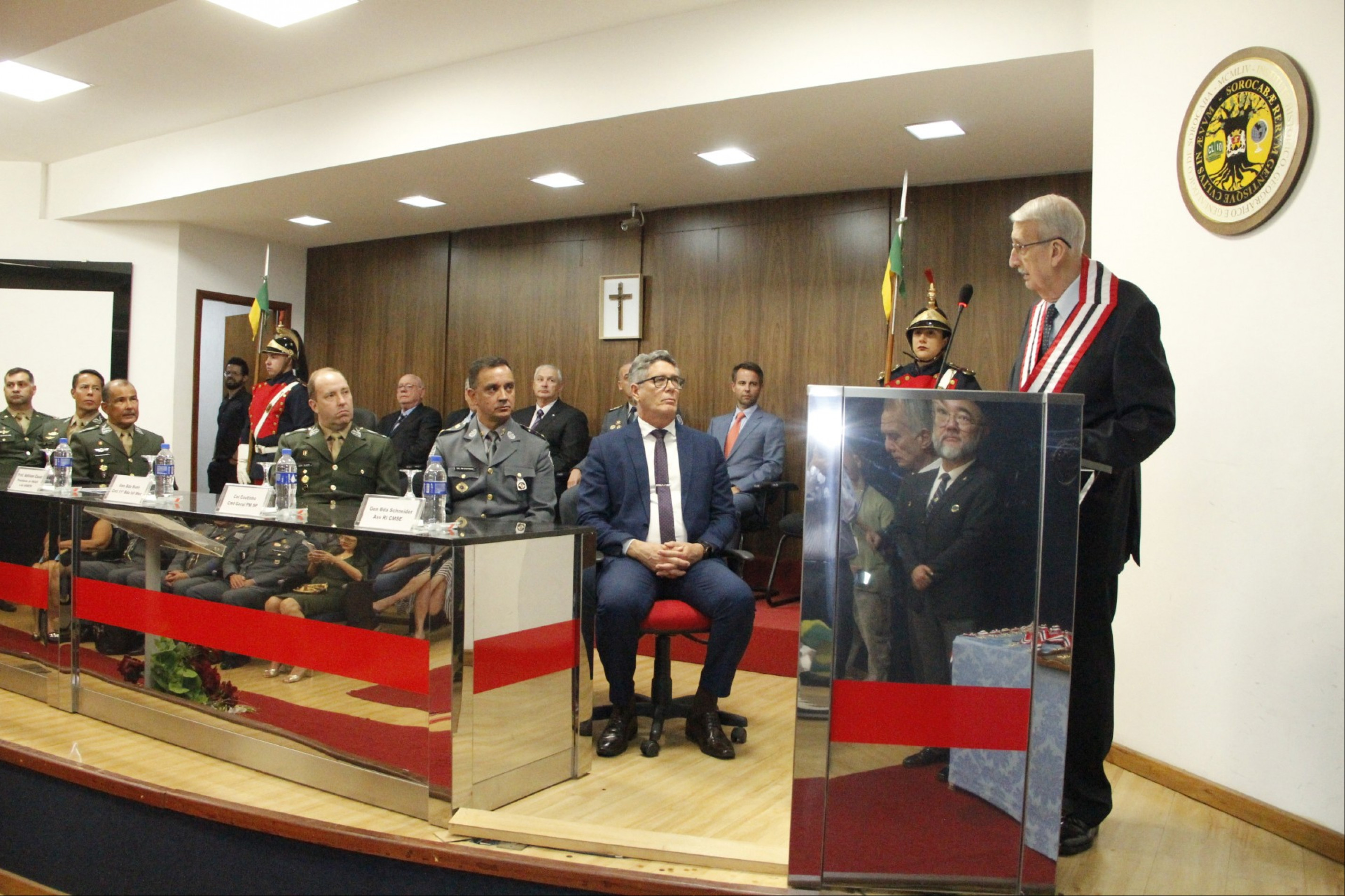 No evento, o presidente do IHGGS, Adilson Cezar, falou sobre os 80 anos do
Dia da Vitória; cerimônia foi marcada por homenagens e presença de autoridades