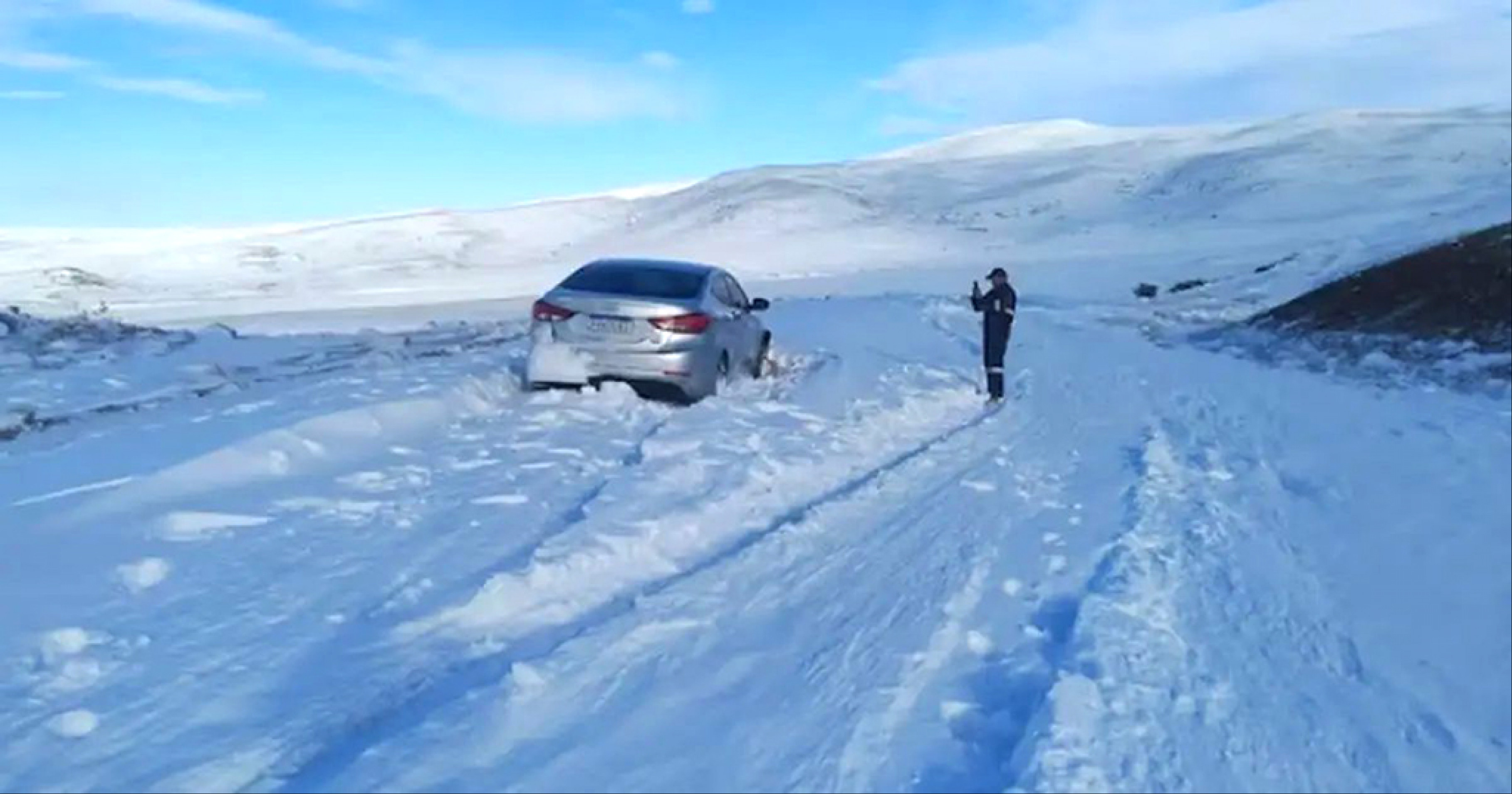 Carro ficou atolado na neve