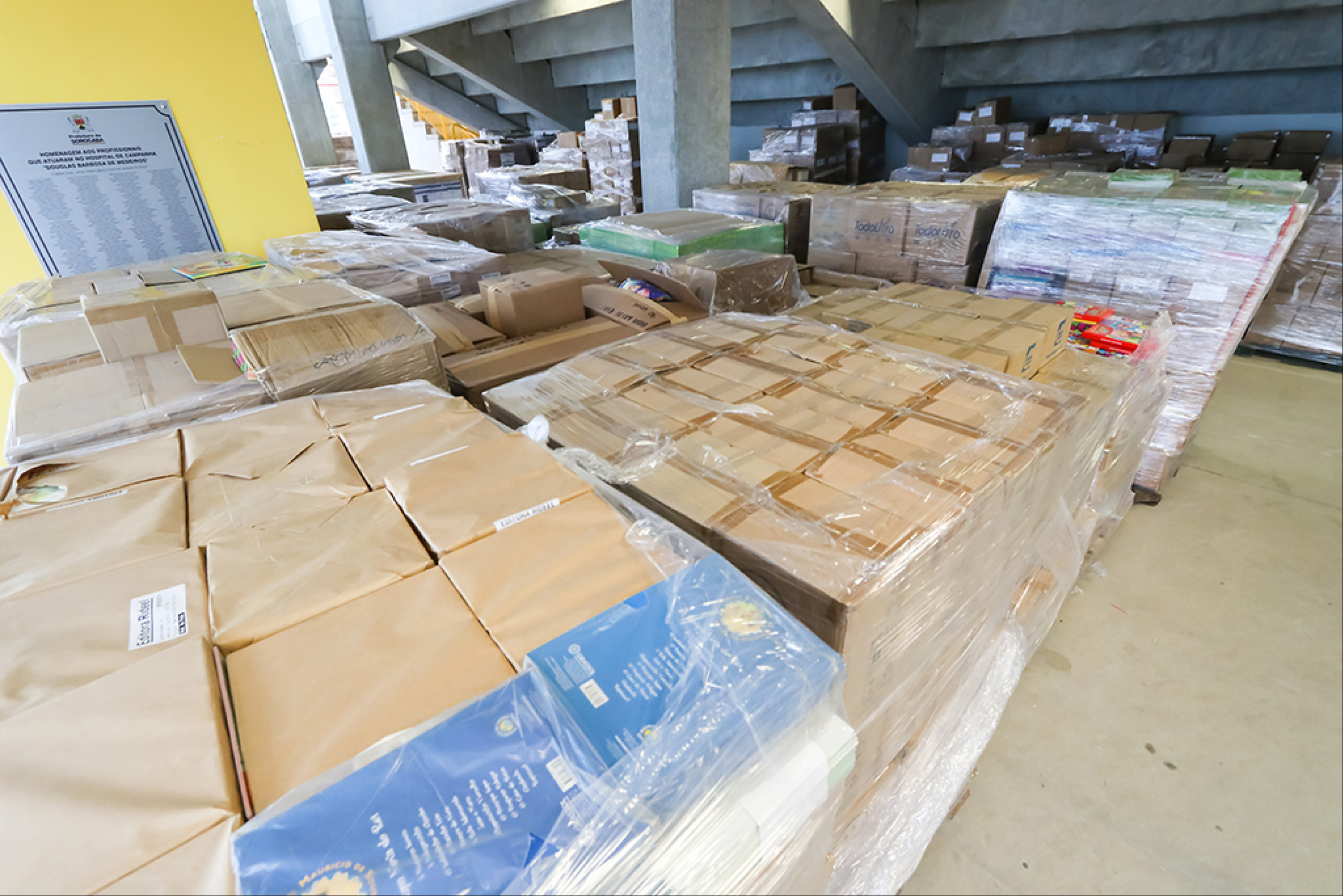 Material adquirido para a rede municipal de ensino ficou estocado na Arena Sorocaba